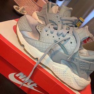 Women’s air huaraches